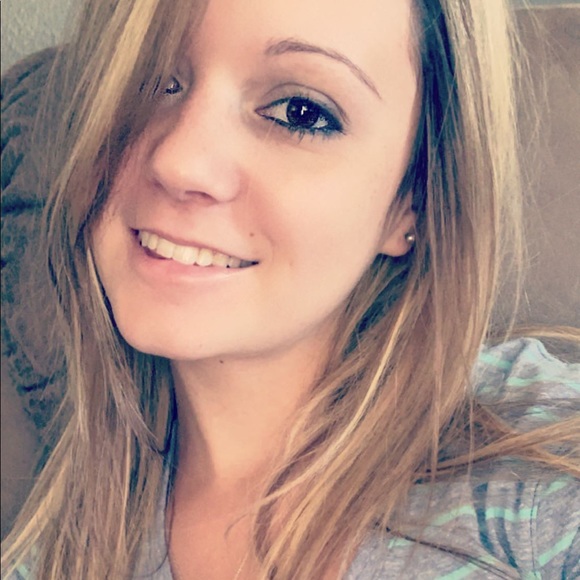 Meet your Posher, Alyssa - Picture 1 of 1